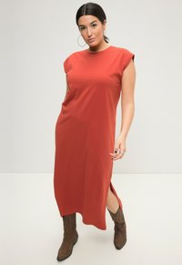 Studio Untold DÉCOLLETÉ ROND FENTE SUR LE CÔTÉ - Žerzejové šaty - brick red