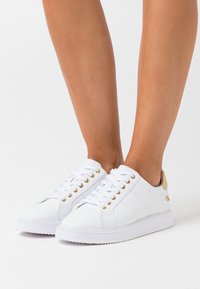 Lauren Ralph Lauren ANGELINE II METALLIC SNEAKER - Sapatilhas - white/gold