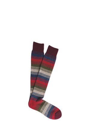 Calze al ginocchio di colore crema, con righe rosse, verdi e blu. Texture a coste con un polsino e dettagli delle punte di colore marrone borgogna.