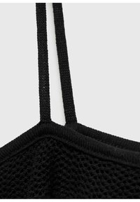 Schwarze Mesh-Bralette mit dünnen Trägern, die aus einem strukturierten Stoff gefertigt ist und eine dreieckige Form aufweist, die Atmungsaktivität und Komfort betont.