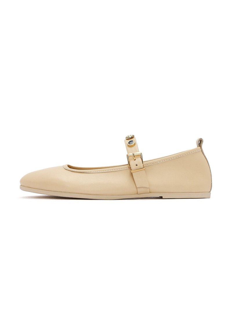 Bailarinas de piel beige con suela plana, puntera redonda y una correa decorativa con una hebilla dorada en el lateral.