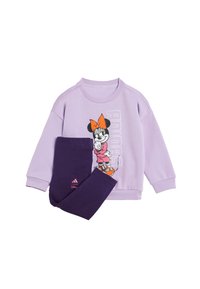 Felpa viola con grafica di un personaggio e la parola "ADIDAS", abbinata a pantaloni viola scuro. Tessuto in misto cotone, scollatura rotonda.