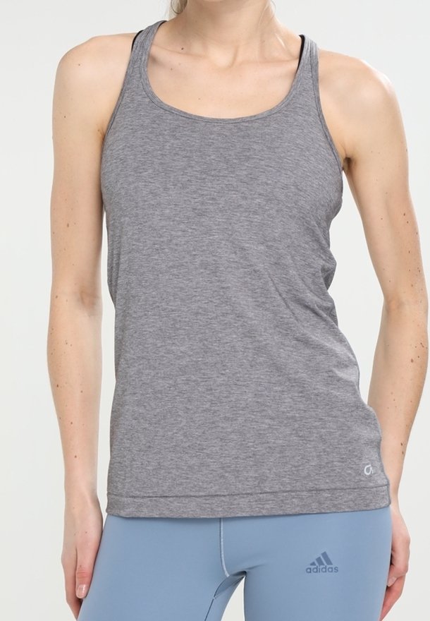 Grå atletisk tanktopp med rundad halsringning och racerback-design. Tillverkad av ett lätt och andningsbart tyg. Inga synliga mönster eller logotyper.