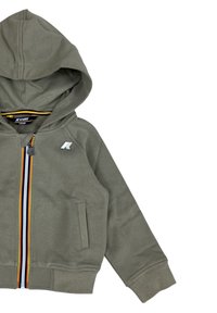 Felpa per bambino di color verde oliva con zip a righe, tasche anteriori, polsini a coste e logo K-Way sul petto, taglia 3 anni.
