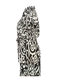 Robe à motifs noir et blanc avec des manches courtes, taille ceinturée et col. Le tissu a une finition texturée avec des motifs tourbillonnants.