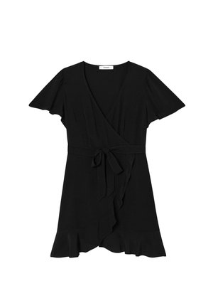 Robe cache-cœur noire à manches courtes, col en V, ceinture nouée à la taille et ourlet volanté.