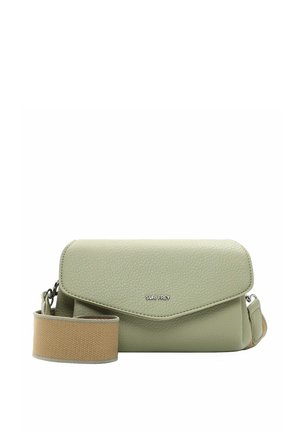 Sac bandoulière en cuir texturé vert avec un rabat, doté d'une bandoulière beige et de quincailleries en argent, logo de marque à l'avant.