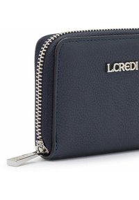 Navyledergeldbörse mit strukturiertem Finish, ausgestattet mit silberfarbener Reißverschluss und Beschlägen sowie geprägtem Markenlogo auf der Vorderseite.
