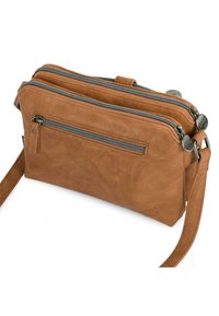Bolso bandolera de cuero marrón con múltiples compartimentos con cremallera, textura suave y correa ajustable. Presenta detalles metálicos y costuras.