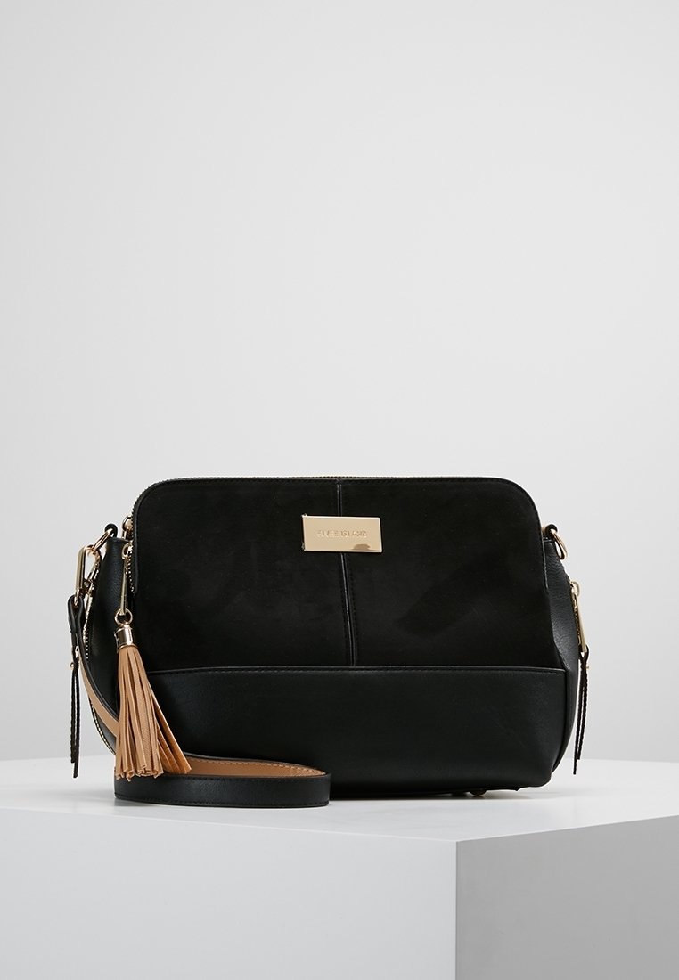 Czarna torebka na ramię z skóry i zamszu z akcentem w postaci złotych elementów, ozdobą z chwostem oraz regulowanym paskiem. Prostokątny kształt, gładka faktura.