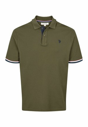 Olivno zelena polo majica s kratkimi rokavi, obroba na rokavih v mornarsko modri in rdeči črti, zapenjanje na dva gumba ter majhen mornarsko moder logo konja na prsih.