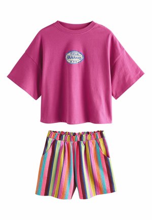 Magenta-oversize Kurzarmoberteil mit dem Aufdruck "Tropical Bananas" und elastische Taillen-Shorts mit vertikalen mehrfarbigen Streifen und Seitentaschen.
