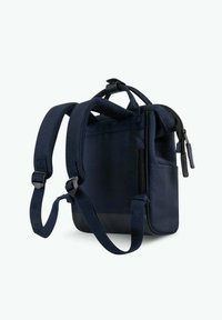 Marineblauer Stoff-Rucksack mit verstellbaren Trägern, Trageschlaufe, Reißverschluss und Seitentasche. Robuste Bauweise, kompakte Form und minimalistischer Stil.