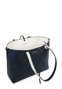 Bolsa tote de cuero texturizado en color navy con acentos blancos, que cuenta con asas dobles, parte superior abierta y un logotipo visible en el interior.