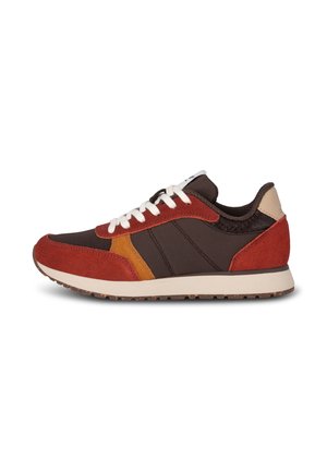 Niskie sneakersy w kolorze brązowym, rdzawe czerwone i musztardowe z białymi sznurówkami i beżową podeszwą, pokazane w widoku bocznym na białym tle.