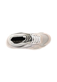 Sportlicher Schuh mit einem Obermaterial aus Netz und Wildleder in Hellgrau und Weiß, ausgestattet mit grauen Akzenten, einer strukturierten Zehenbox und flachen weißen Schnürsenkeln.