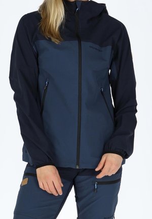 Marineblaue wasserdichte Jacke mit durchgehendem Reißverschluss, verstellbarer Kapuze, elastischen Bündchen und zwei seitlichen Taschen; glattes Gewebe mit kontrastierendem oberem Teil.