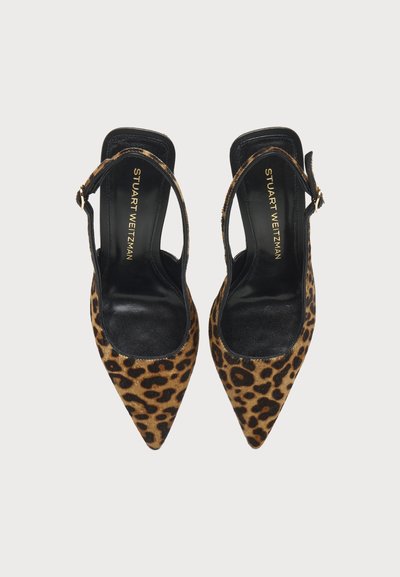 Paire d'escarpins slingback à bout pointu motif léopard, semelles intérieures noires et logo Stuart Weitzman doré, vus de dessus.
