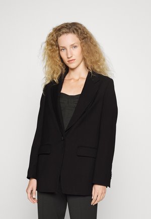 Černý požadovaný blazer se strukturovaným designem, který má dvě přední kapsy a uzavírání na jeden knoflík, vyrobený z hladké tkaniny s matným povrchem.