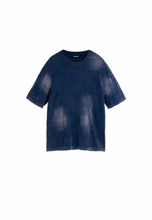 Granatowy sweter z krótkim rękawem, dzianinowy, o subtelnym wzorze w kratę i okrągłym dekolcie.