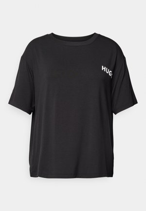 Svart T-shirt med kort ärm i mjukt tyg. Har rund halsringning och "HUGO"-logotyp i vitt på vänster sida.