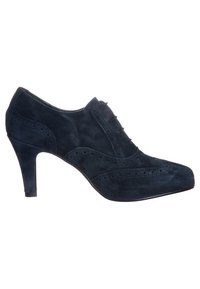 Chaussure haute en daim bleu marine avec un design à lacets, des détails de brogue, un bout pointu et un talon effilé. Texture lisse avec des accents subtils.
