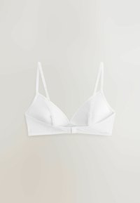 Biely trojuholníkový bralet vyrobený z mäkkej tkaniny, s nastaviteľnými ramienkami a jednoduchým uzatváraním na háčik vzadu. Bez vycpávok.