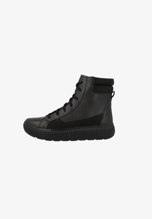 Czarne sneakersy w stylu high-top, wykonane z teksturowanej skóry i zamszu, z gumową podeszwą, okrągłym noskiem oraz sznurowanym zapięciem i wyściełanym kołnierzem.