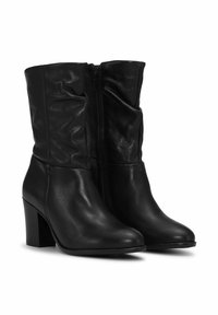 Crne kožne gležnjače s visokim debelim potpeticama, glatkim završetkom, opuštenim dizajnom i bočnim patentnim zatvaračem.
