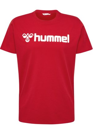 Rotes Baumwoll-T-Shirt mit einem großen weißen "hummel"-Logo in fetter Schrift, kurzen Ärmeln und runden Halsausschnitt. Glatte Textur.