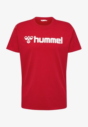 Rotes Baumwoll-T-Shirt mit einem großen weißen "hummel"-Logo in fetter Schrift, kurzen Ärmeln und runden Halsausschnitt. Glatte Textur.