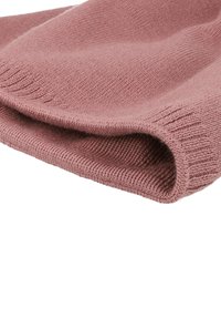 Soft, knitted scarf in dusty rose color, featuring a ribbed texture and rolled edges, highlighting its warm and cozy appearance.