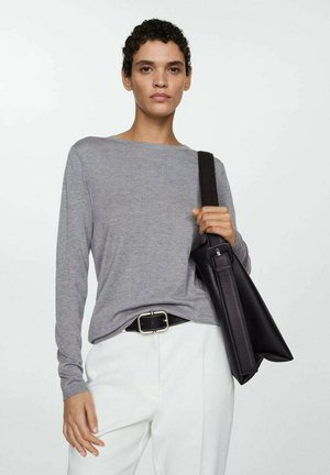 Gray long-sleeve top with a boat neckline, paired with white trousers and a black shoulder bag. Smooth texture and casual fit.