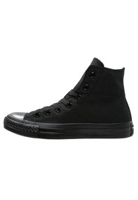 Schwarze High-Top-Sneaker aus Canvas, ausgestattet mit schwarzen Metallösen, einer Gummikappe an der Spitze und einer strukturierten schwarzen Gummisohle.