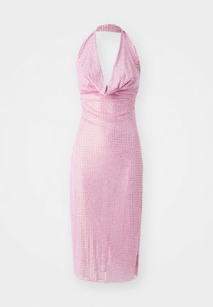 Bulgurių apykaklės suknelė atlikta iš blizgaus rožinio audinio, papuošta mažomis veidrodinėmis blizgučiais. Transformuoja figūrą, suknelės ilgis iki kelių, drapiruota priekyje.