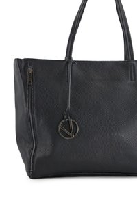 Czarna skórzana torba typu tote z teksturowaną powierzchnią, górnymi uchwytami i bocznym zamkiem błyskawicznym. Zawiera okrąły metalowy charms z logo.