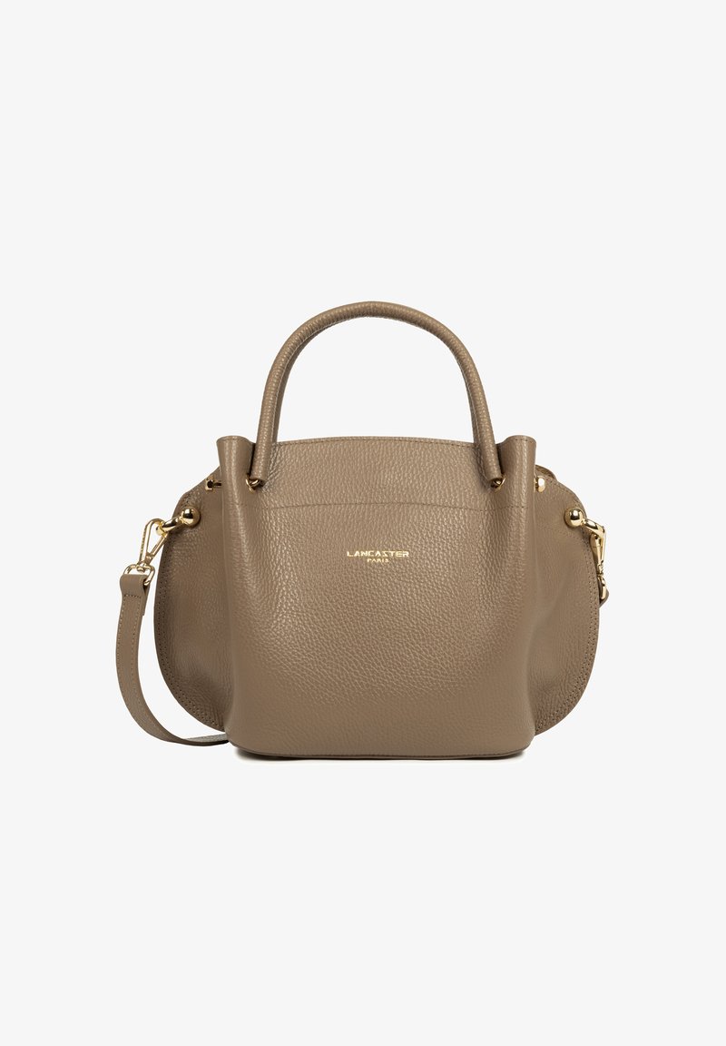 Sac à main en cuir texturé taupe avec deux poignées courbées, bandoulière détachable et logo doré Lancaster Paris sur le devant.