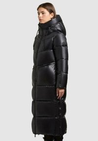 Lange zwarte pufferjas met capuchon, voorzien van glanzende stof, geborduurde design, voorritsen en verstelbare trekkoorden.