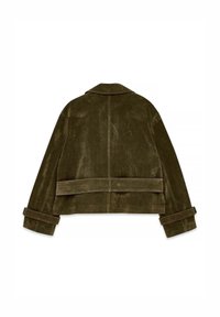 Zelen bomber jakna iz semiša z ovratnikom, skrajšano prileganje in zavihanimi manšeti. Ima pas z zaponko in gladko teksturo.
