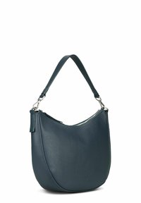 Sac hobo en cuir bleu foncé avec une forme incurvée, une bandoulière réglable et des éléments en métal argenté. Il présente une fermeture éclair et une surface texturée.