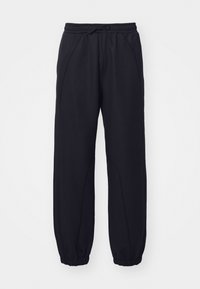 Pantaloni de trening negri dintr-un material moale, cu talie elastică și șnur, mansete la tiv și cusături decorative.