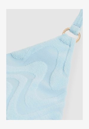 Kék textil táska, amely puha tapintású, hullámos mintázattal rendelkezik, és arany gyűrűs fémrész díszíti a pántját.