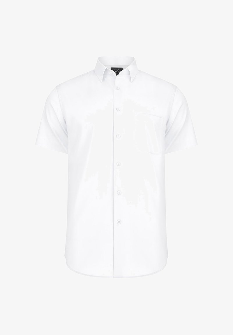 Biała koszula z krótkim rękawem, wykonana z materiału o gładkiej teksturze, z zapięciem na guziki z przodu, kołnierzykiem w szpic oraz kieszonką na lewej piersi.