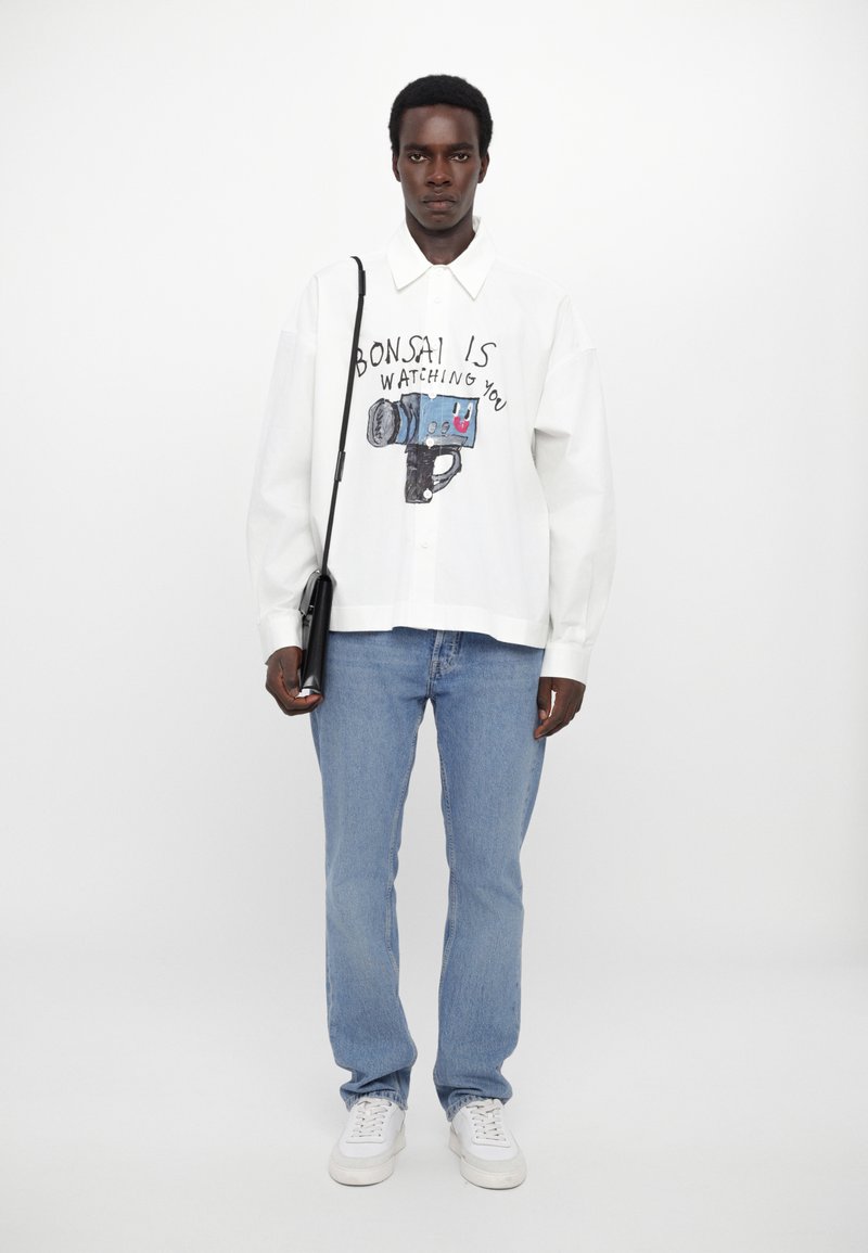 Bonsai OVERSIZE FIT BUTTON DOWN PRINTED GRAPHIC SHIRT - Camisa - white