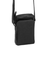 Borsa a tracolla in pelle nera con scomparto principale con zip, tasca frontale e tracolla regolabile. Texture liscia con dettagli minimi.