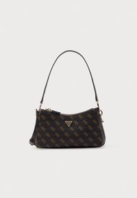 Svart og brun Guess-veske med monogrammønster, enkelt skulderstropp og gullfarget logoemblem midt foran.