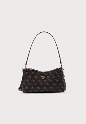 Melna un brūna Guess rokassoma ar monogrammas rakstu, vienu plecu siksnu un zelta nokrāsas logotipa plāksni priekšpusē centrā.