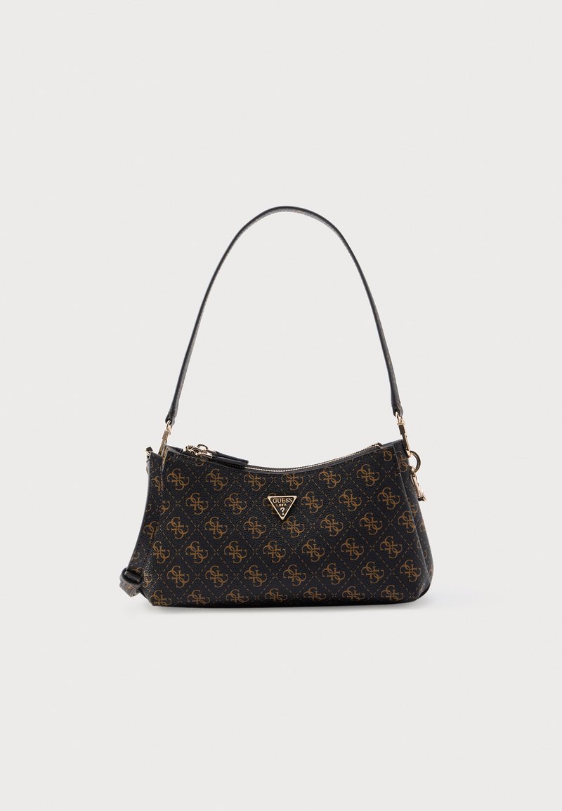 Svart og brun Guess-veske med monogrammønster, enkelt skulderstropp og gullfarget logoemblem midt foran.