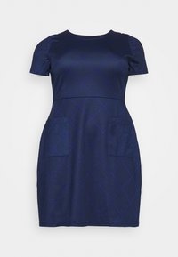 Abito blu navy con maniche corte e scollatura rotonda. Presenta un motivo a diamante e due tasche frontali. Tessuto morbido con una leggera lucentezza.