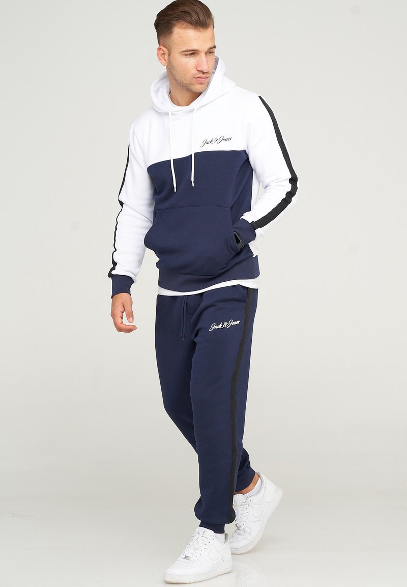 Herren Trainingsanzüge | Jack & Jones JCOHARRY Jogginghose navy blazer/dunkelblau - LC04410 Herren Trainingsanzüge | Jack & Jones JCOHARRY Jogginghose navy blazer/dunkelblau - LC04410